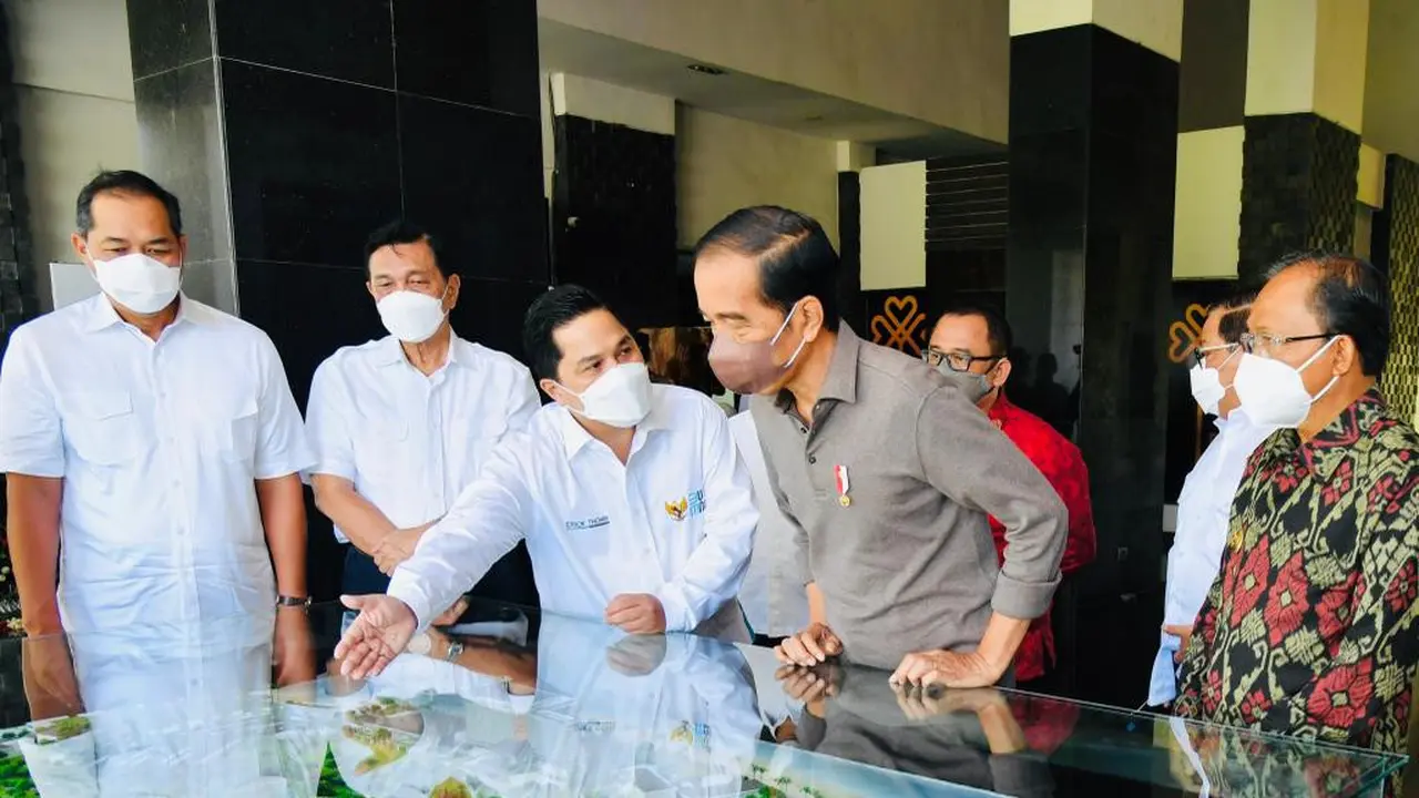 Presiden Jokowi dan Menteri BUMN Erick Thohir serta sejumlah menteri kabinet.