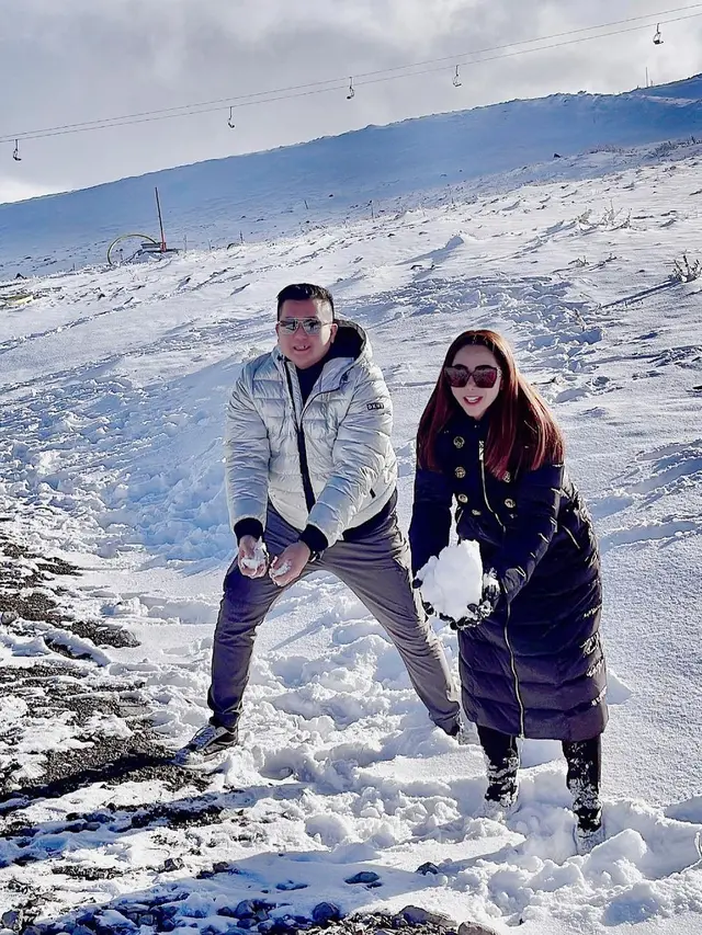 Naik Gunung Erciyes, Ini 7 Momen Mesra Liburan Femmy Permatasari di Turki