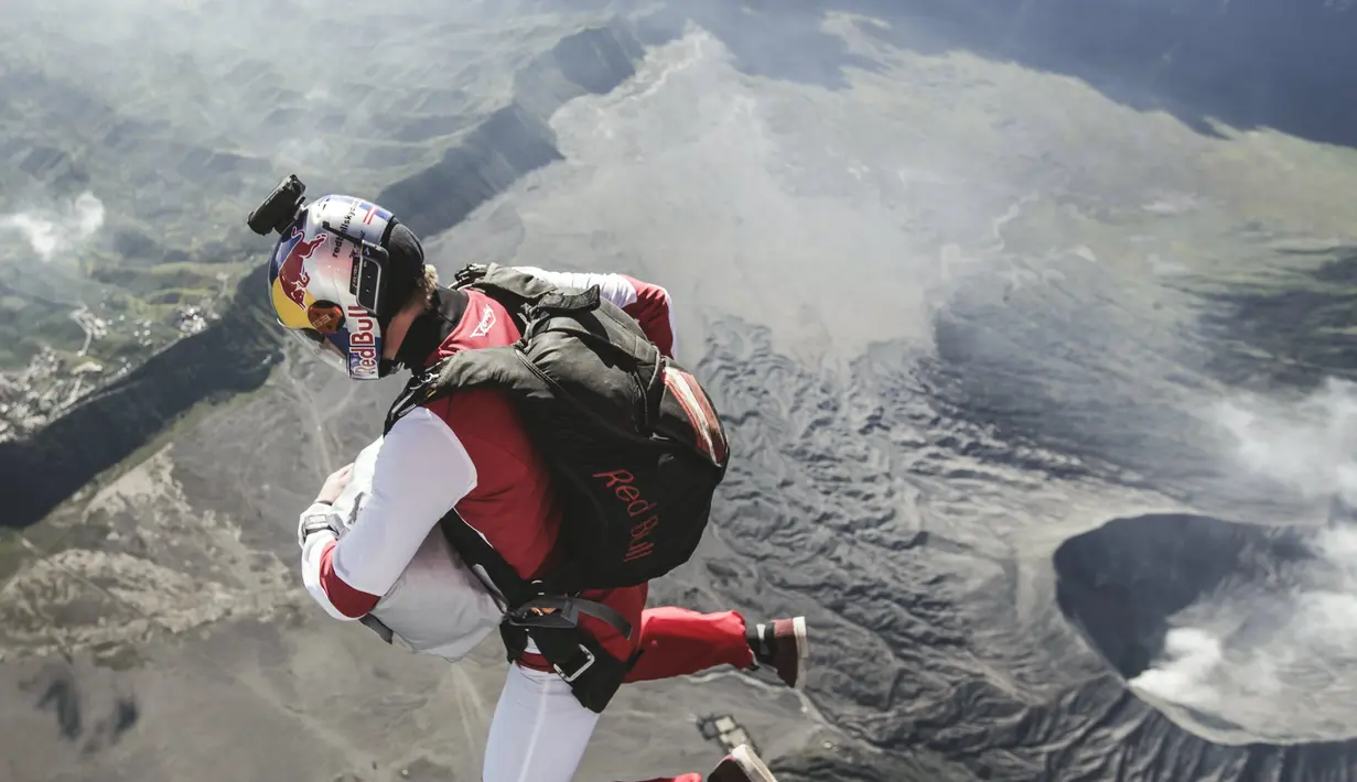 Marco Fuerst saat melompat dari helikopter di ketinggian 4.000 meter. (Red Bull Content Pool)