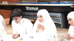Aurel Hermansyah dan Atta Halilintar menggelar pengajian sebelum berangkat ke Tanah Suci untuk menunaikan ibadah haji. (Foto: YouTube/ AH)