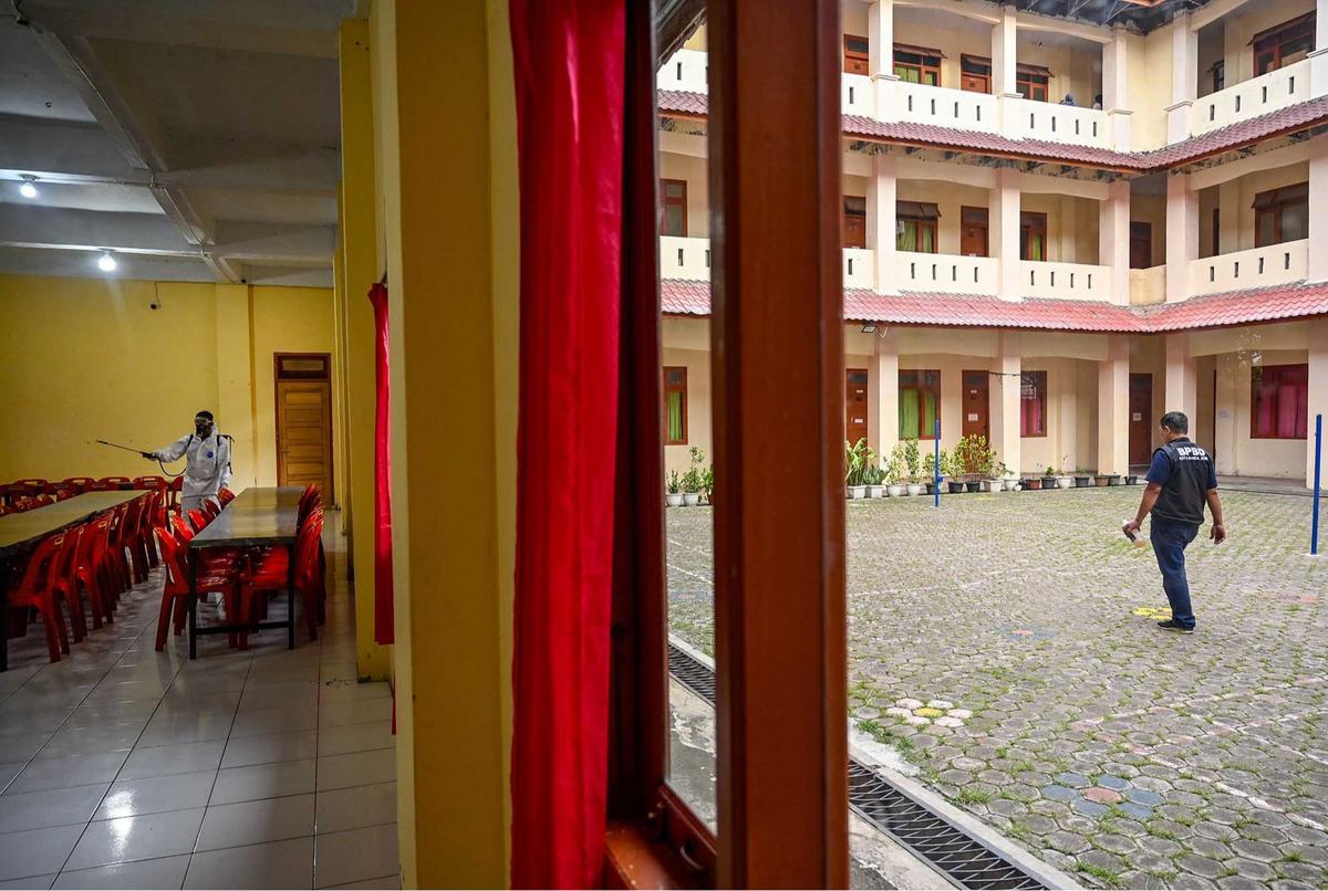 FOTO: Pencegahan Dini Flu, BPBD Aceh 'Cuci' Asrama Sekolah dengan Disinfektan