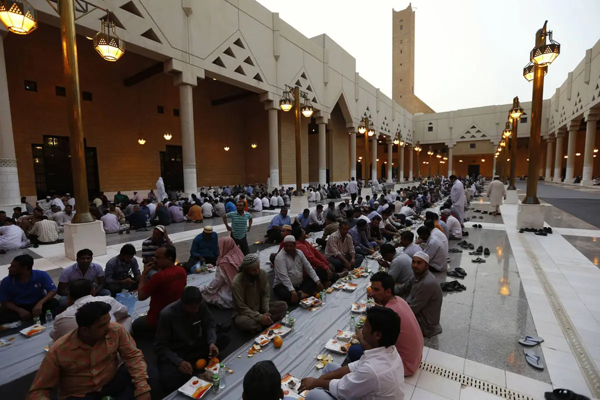 Suasana Buka Puasa Bersama di Beberapa Negara