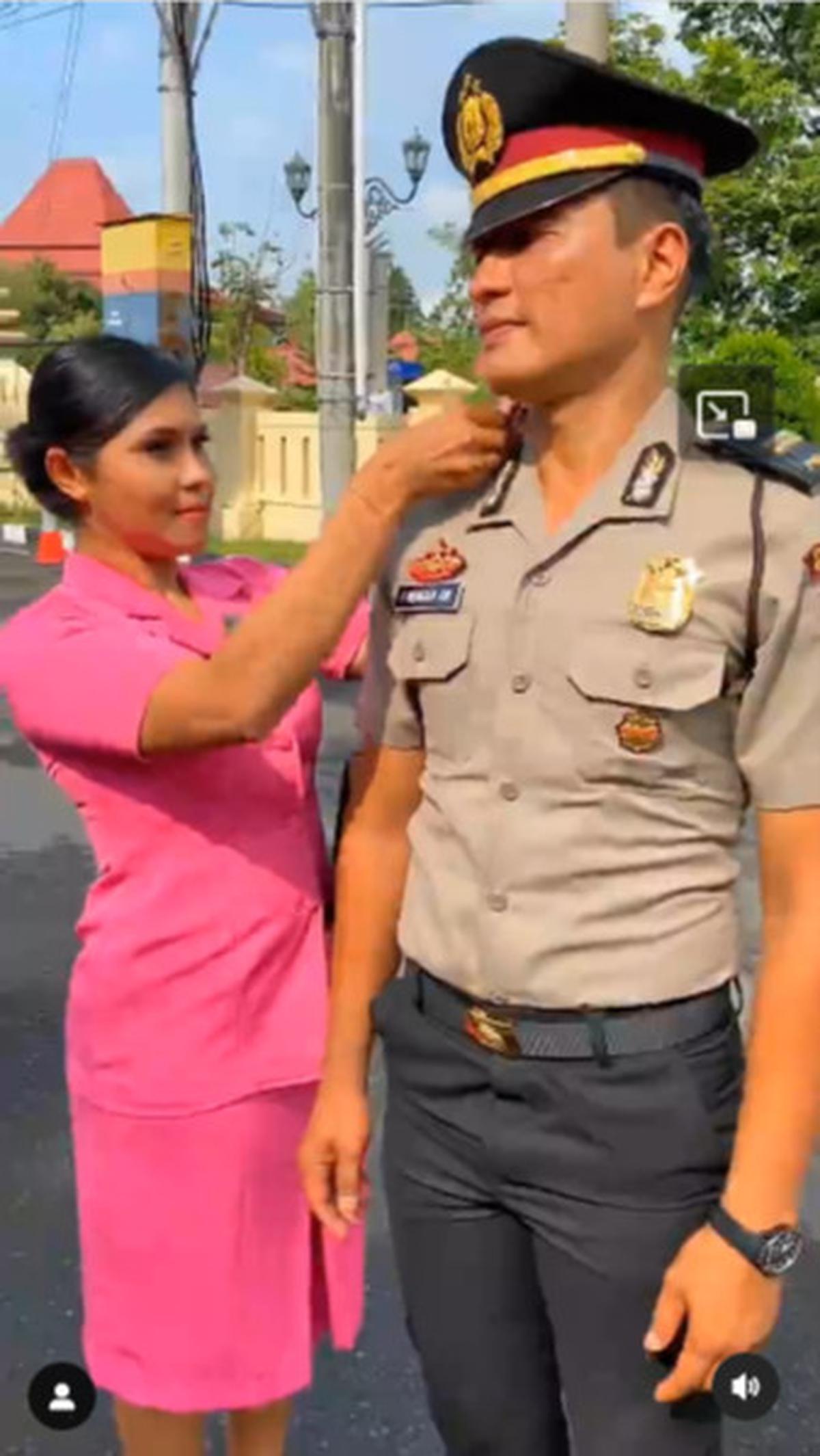 Selain 9 personel itu, pemasangan pangkat baru dilakukan oleh pasangannya masing-masing. <br>