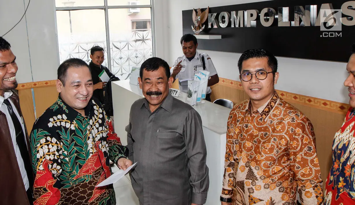 Mayjen TNI (Purn) Soenarko MD (tengah) melaporkan petinggi Polri terkait ketidakadilan dalam penanganan perkara di Kompolnas, Jakarta, Senin (23/7). Dirut STC menyampaikan perlindungan hukum atas tindakan diskriminasi. (Liputan6.com/Pool/Dodi)
