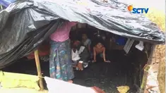 Bagi para pengungsi Rohingya yang baru datang terpaksa menumpang di sekolah atau gubuk sementara di sepanjang tepi jalan atau lapangan.