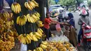 Pembeli memilih buah pisang di Pasar Lembang, Kota Tangerang, Banten, Kamis (30/3/2023). (Liputan6.com/Angga Yuniar)