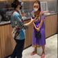 Pakai Daster dan Sandal Jepit, Wanita Beli Emas Rp30 Juta dengan Uang Tunai. foto: TikTok @gendhismo