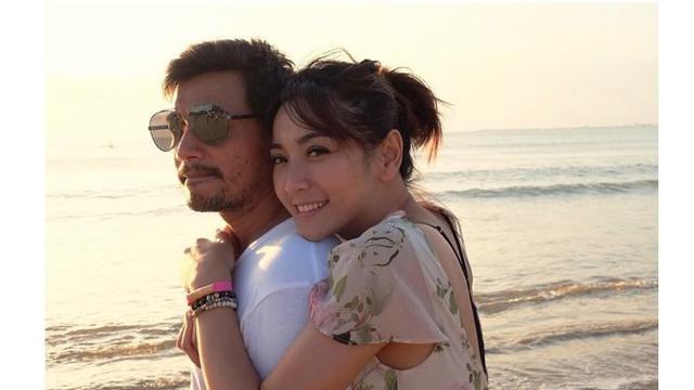 Hesti Purwadinata dan Edo Borne menikmati keindahan pantai bersama, so sweet banget.