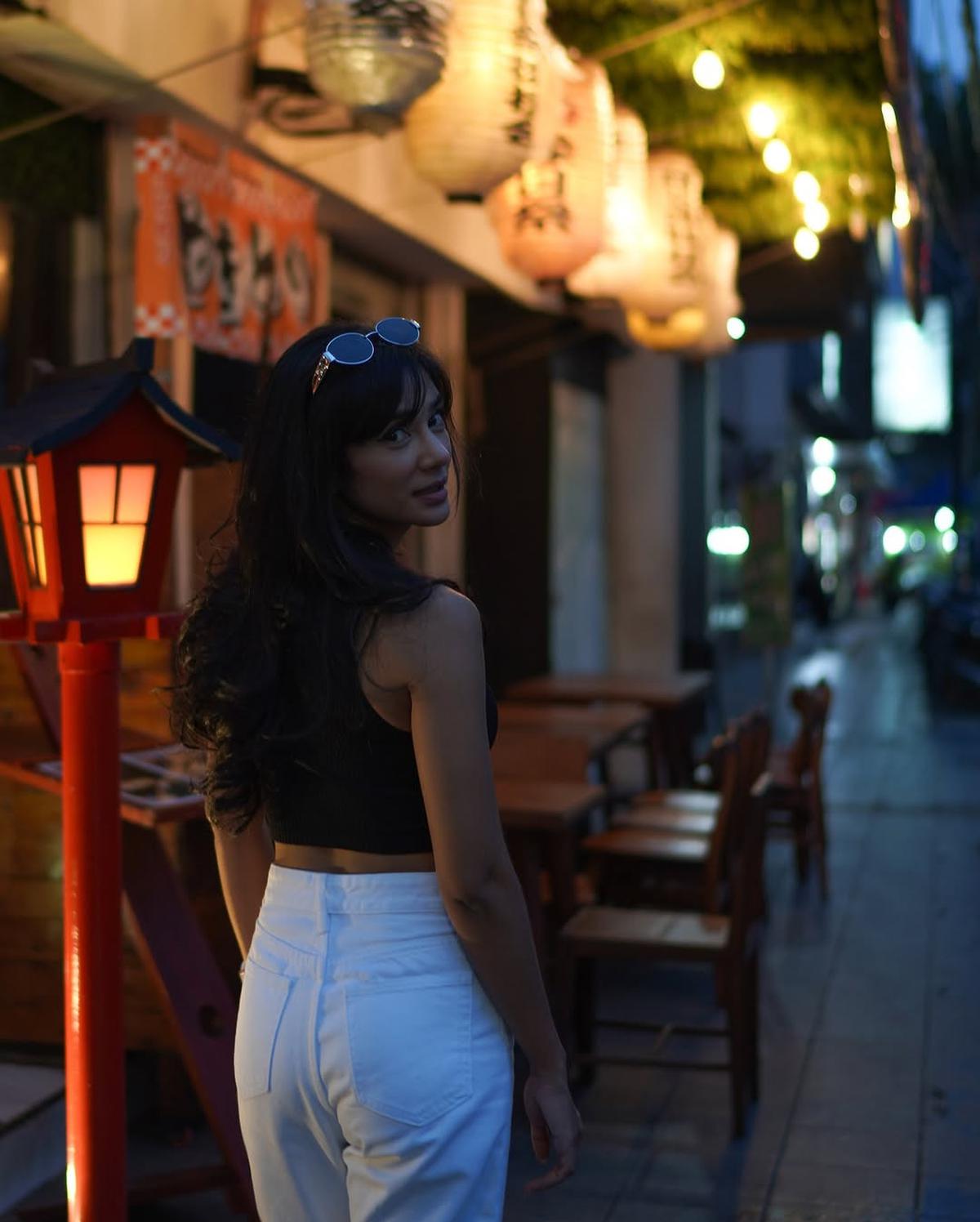 Potret Terbaru Fanny Ghassani, Cantik dengan Outfit Tank Top Crop Hitam