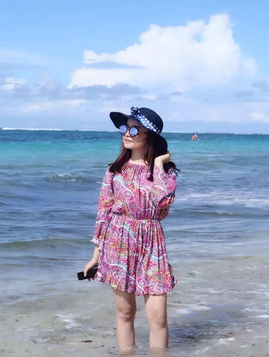 Pose manis Tasya Rosmala saat main air di Pantai Pandawa, Bali. (Liputan6.com/IG/@tasya_ratu_gopo)