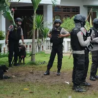 Brimob kerahkan anjing pelacak sisir lokasi bom. (Liputan6.com/Helmi Affandi)