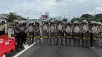 Polisi turun tangan meredam aksi massa dari Asosiasi Pemerintah Desa Seluruh Indonesia (APDESI) yang menutup jalan tol dalam kota pada Rabu (31/1/2024) siang. (Liputan6.com/Ady Anugrahadi).