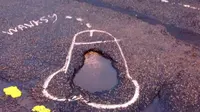 Pria Ini Gambar Penis di Jalanan Rusak Agar Diperbaiki Pemerintah