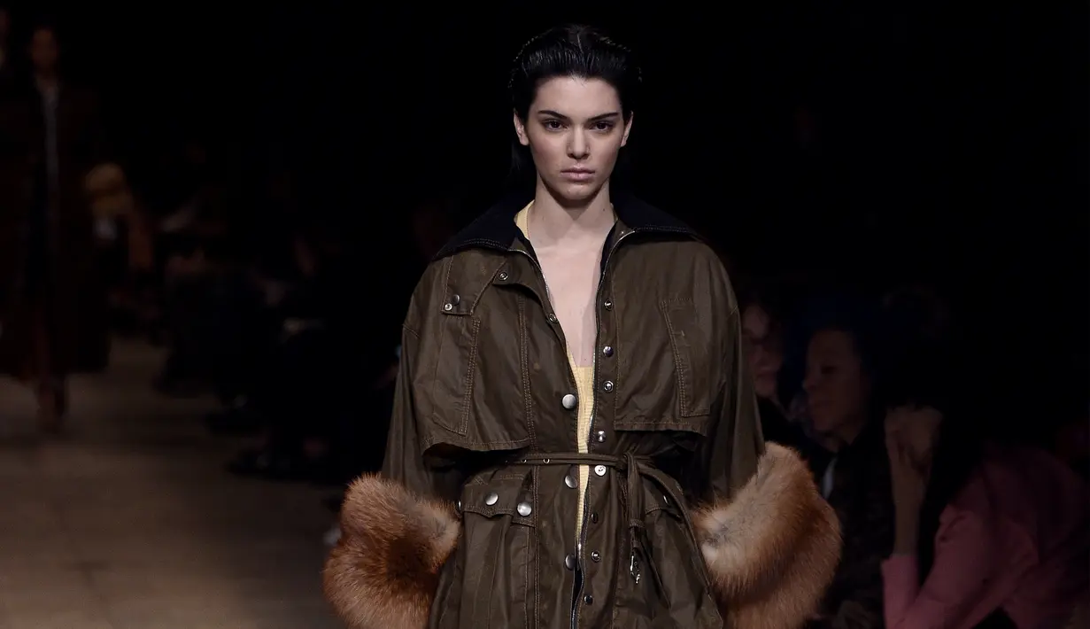 Kendall Jenner adalah salah satu selebriti Hollywood yang hobi ekspos lekuk tubuhnya dimuka publik. Kendall Jenner bahkan menyukainya jika payudara nya dilihat oleh orang banyak. (AFP/Bintang.com)