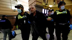 Aparat kepolisian mengamankan seorang pengunjuk rasa yang menentang perpanjangan lockdown di Melbourne, Australia, Kamis (5/8/2021). Penerapan lockdown keenam kalinya di Melbourne ini memicu aksi unjuk rasa oleh warga yang terdampak. (AFP/Con Chroinis)