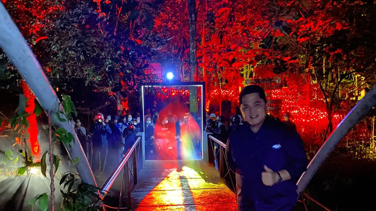 Menteri BUMN Erick Thohir menyambangi tempat wisata dengan nuansa hutan, Taman Hutan Raya (Tahura) di Bandung.