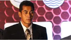 Meski mengakui banyak tawaran dari klub lain, kiper Persela Lamongan, Choirul Huda, memilih setia berkarier di Laskar Joko Tingkir. Pria yang juga tercatat sebagai Pegawai Negeri Sipil (PNS) ini mengungkapkan alasannya kepada bola.com