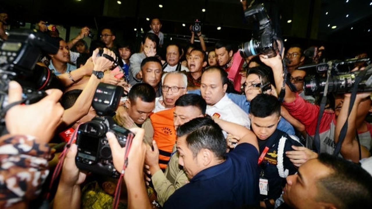 Keluar sebagai tahanan KPK, OC Kaligis dikerubungi wartawan
