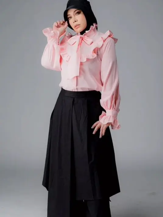 <p>Ia juga tampak memberikan sentuhan unik pada kemeja yang dihunakan dengan sentuhan ruffle yang memberikan detail feminin nan cantik. (Foto: Melly Goeslaw/ Instagram)</p>