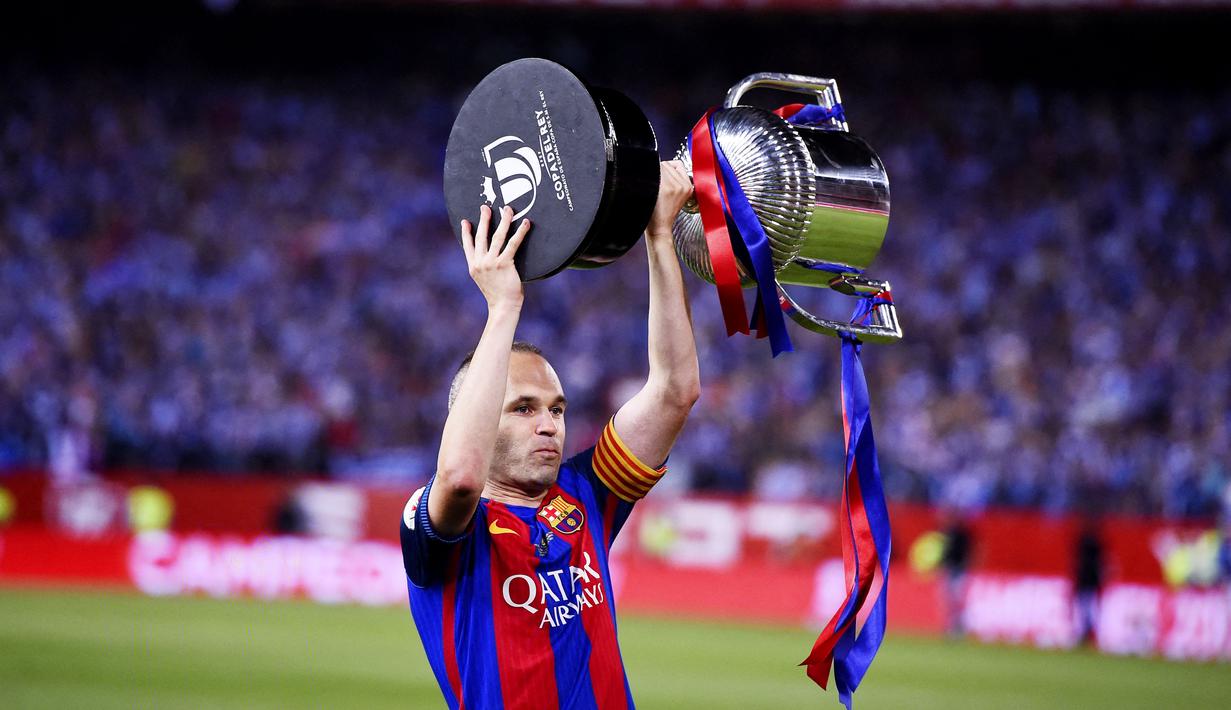 Andres Iniesta - Jebolan akademi La Masia ini merupakan pemain kunci Barcelona selama bertahun-tahun. Pemain yang saat ini memperkuat klub asal Jepang Vissel Kobe itu telah meraih 39 trofi. (AFP/Josep Lago)