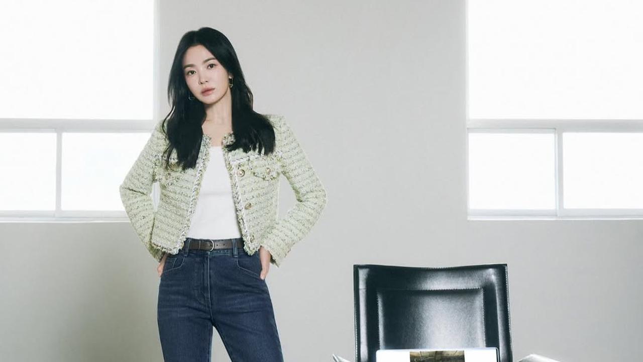 Song Hye Kyo Pakai Busana Semi Formal