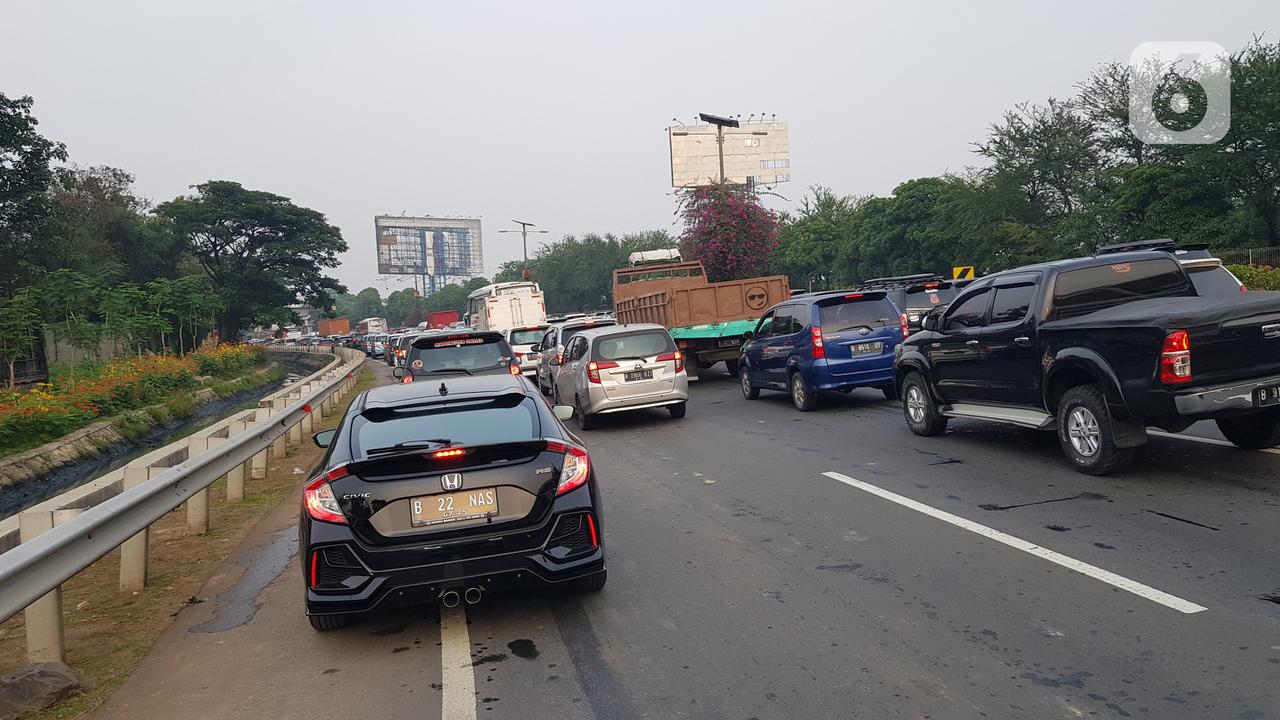 Jalan Tol Arah Bandara Soetta Macet