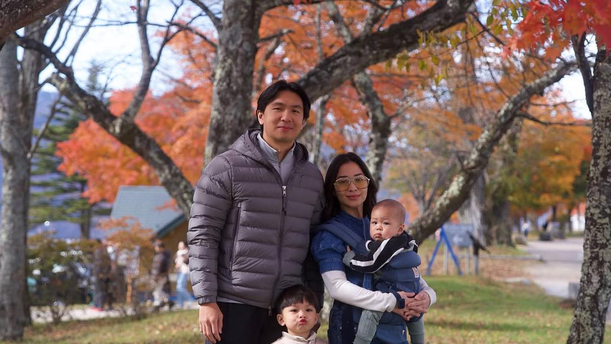 Gaya Layering Stylish ala Keluarga Nikita Willy &amp; Indra Priawan Saat Liburan Musim Gugur di Jepang