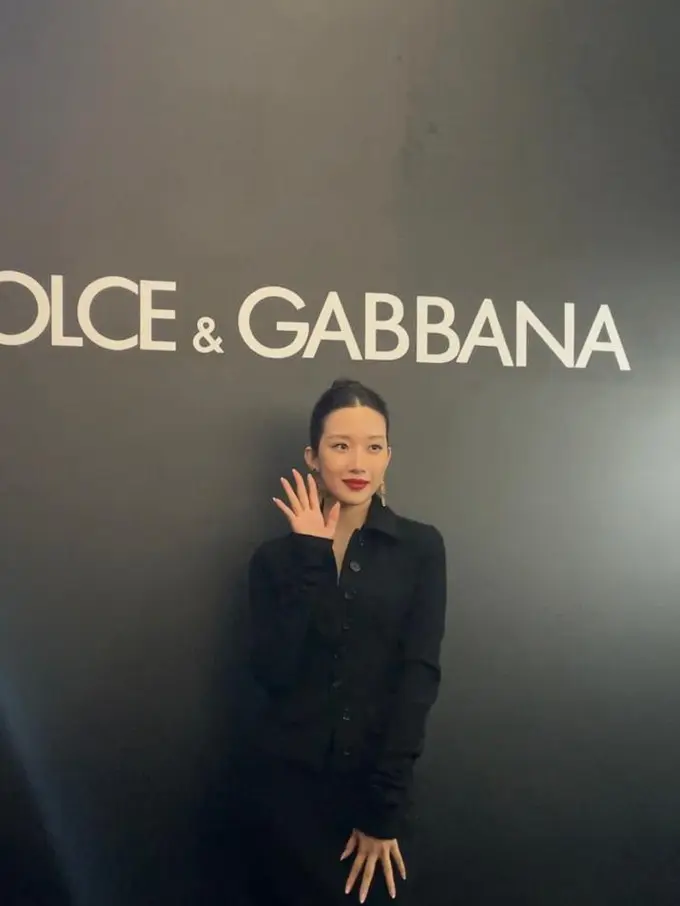Gaya Bold Elegan Mun Ka Young Hadiri Pembukaan Toko Dolce & Gabbana Beauty di Jakarta, Tampil Serba Hitam dengan Lipstik Merah Merona