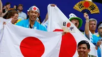 Suporter membentangkan bendera Jepang sebelum pertandingan grup H Piala Dunia 2018 melawan Kolombia di Mordovia Arena di Saransk, Rusia (19/6). Para suporter tim samurai biru ini tampil unik saat mendukung negaranya berlaga. (AFP Photo/Jack Guez)
