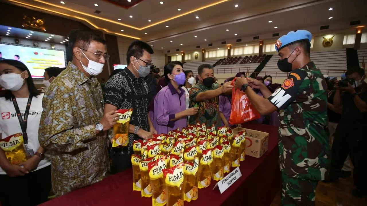 Sinar Mas bersama Panglima TNI, Jenderal Andika Perkasa dalam kegiatan Bazar Minyak Goreng Ramadan di Mabes TNI. Sinar Mas mengalokasikan belasan ribu liter minyak goreng kemasan dengan harga terjangkau untuk keluarga besar TNI.