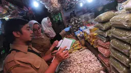 Disperindag Tangerang Selatan melakukan inspeksi mendadak (sidak) di sejumlah pasar dan supermarket kawasan BSD, Selasa (15/5). Sidak tersebut untuk mengecek ketersediaan dan kestabilan harga stok pangan menjelang bulan Ramadan. (Merdeka.com/Arie Basuki)