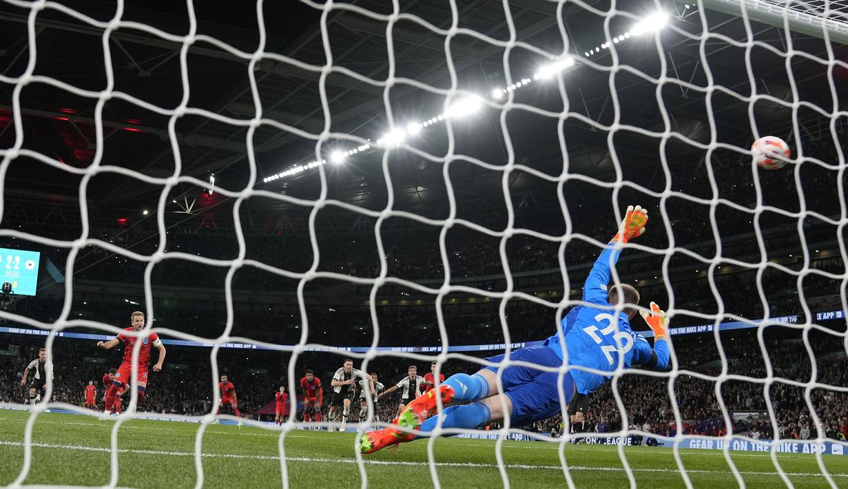 Inggris berbalik memimpin setelah Kane sukses menjadi algojo tendangan penalti usai Schlotterbeck menjatuhkan Bellingham di kotak terlarang. (AP/Alastair Grant)