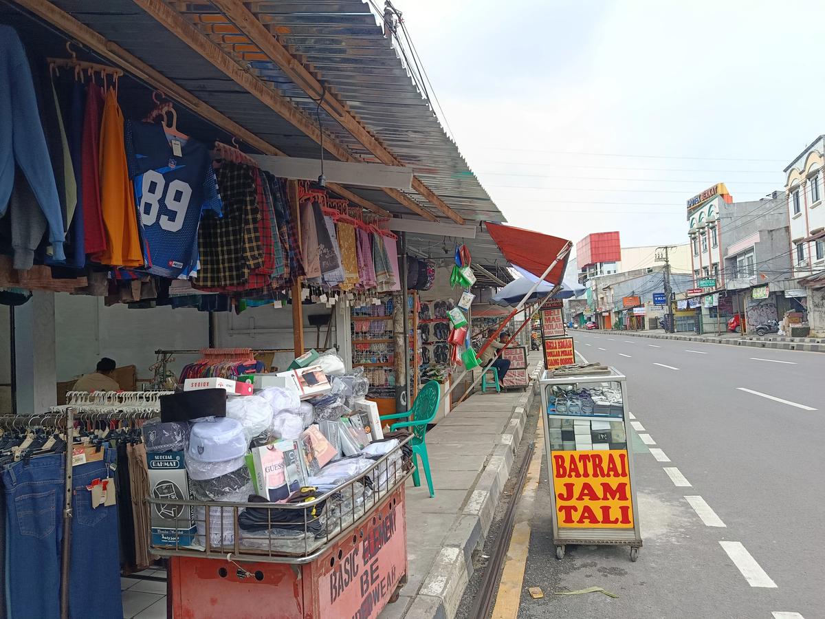 Ketika Langit Depok Menangis, Kantong Pak Yuda Justru Tersenyum Lebar