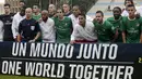 Para pemain timnas Kuba dan New York Cosmos coba menjalankan misi damai lewat sepak bola. (Reuters/Endrique de la Osa)