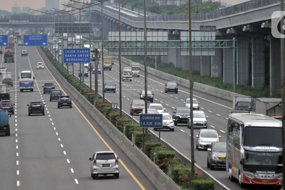 FOTO: Pandemi COVID-19 Turunkan Volume Kendaraan di Jalan Tol