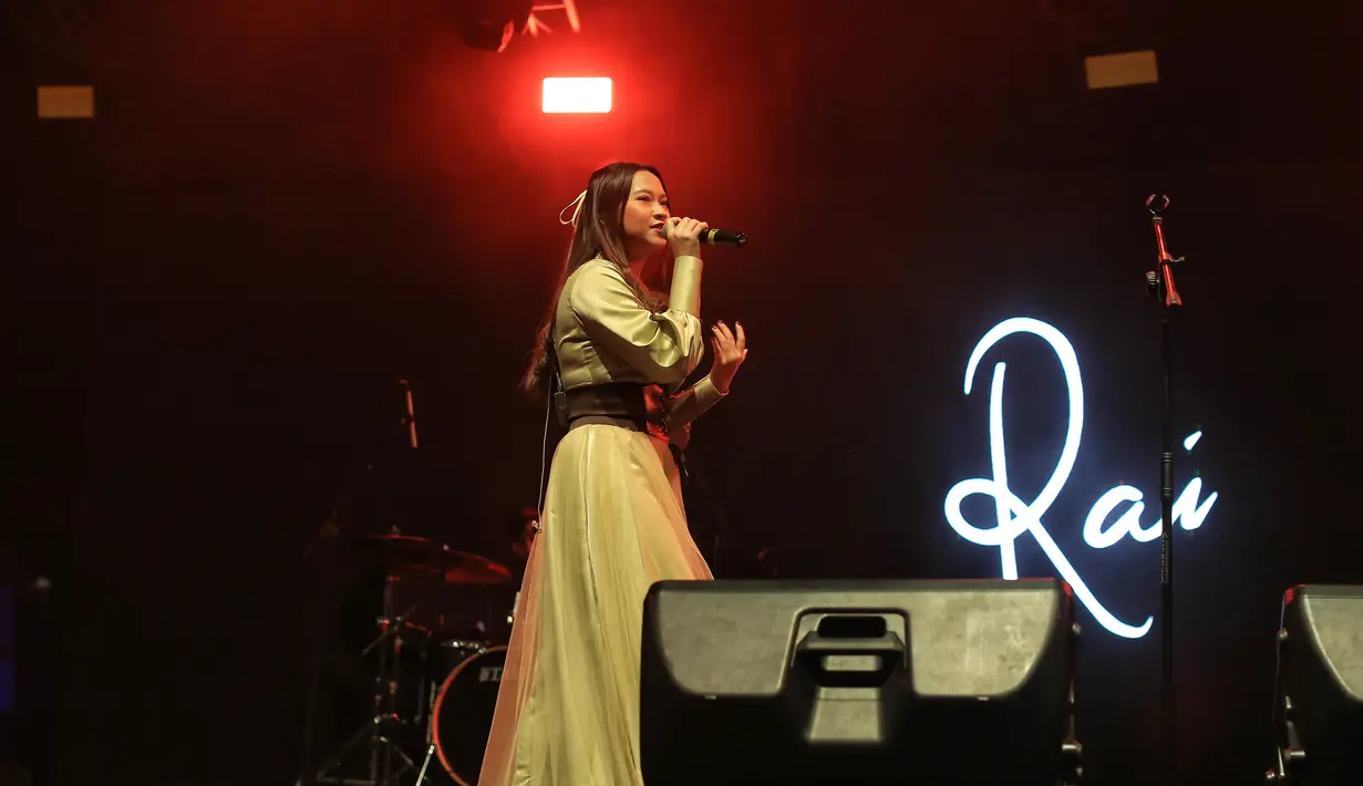 Suaranya yang lembut membawakan syair-syair yang syahdu nan puitis. [Adrian Putra/Fimela.com]