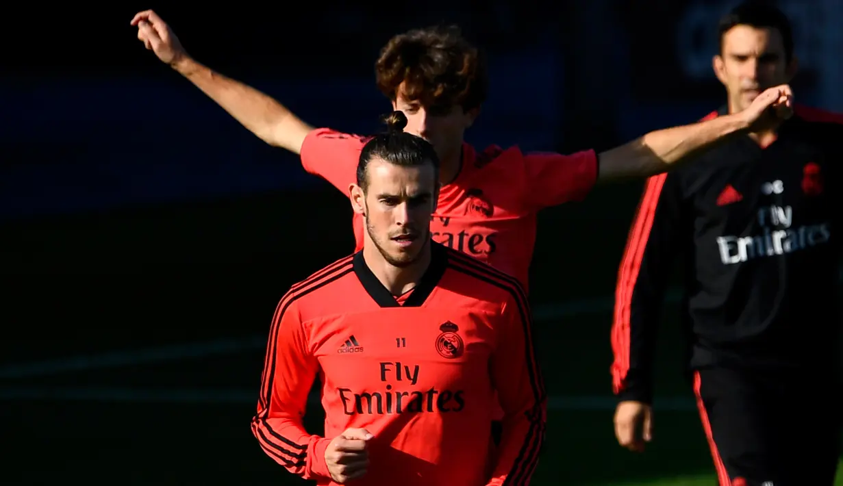 Gelandang Real Madrid, Gareth Bale melakukan pemanasan saat latihan jelang menghadapi FC Viktoria Plzen pada lanjutan grup G Liga Champions di Valdebebas, Spanyol (22/10). Saat ini Madrid berada di posisi kedua dengan nilai tiga. (AFP Photo/Gabriel Bouys)