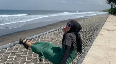 Setelah berhari-hari dirujak netizen karena dianggap sebagai salah satu faktor pemicu runtuhnya rumah tangga Sule dan Nathalie Holscher, Putri Delina terbang ke Bali. Momen piknik ke Pulau Dewata diabadikan dalam sejumlah foto lalu diunggah di medsos. Salah satu status teks yang dipasang Putri Delina diduga curcol alias curhat colongan. (Foto: Dok. Instagram @putridelinaa)