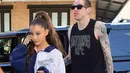 Ariana Grande membuat tato baru untuk mengenang meninggalnya ayah sang tunangan, Pete Davidson. (Footwear News)