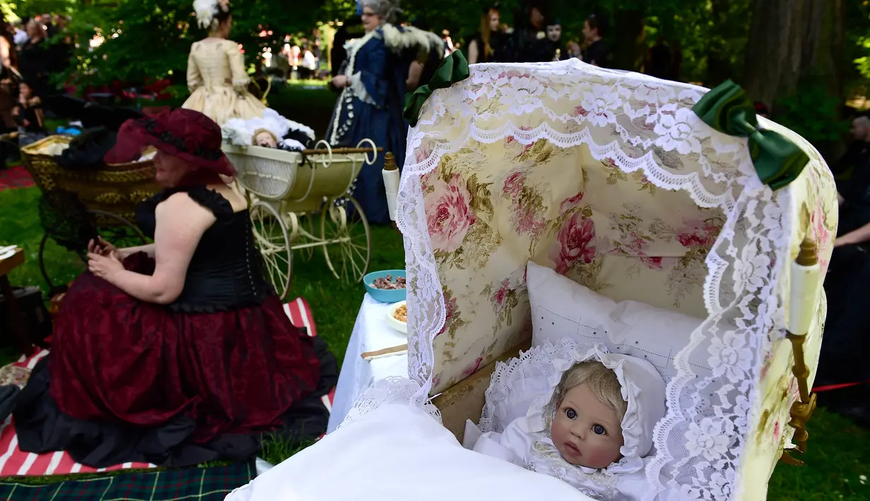 Sejumlah peserta membawa kereta bayi yang berisi boneka saat mengikuti Victorian Picnic selama festival Wave Gotik Treffen (WGT) di Leipzig, Jerman (6/2). Festival ini telah diadakan sejak 1987 dan bermula di Potsdam, Jerman. (AFP Photo/Tobias Schwarz)