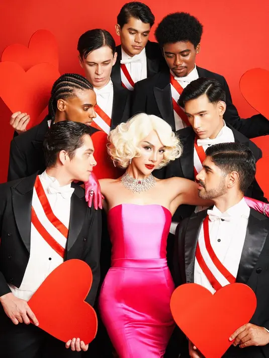 Tak hanya karakter Chun Li, Anya Geraldine cosplay jadi Marylin Monroe dengan strapless dress pink. Dipadukan dengan gloves yang senada dan rambut blonde keriting khas Marylin Monroe [@anyageraldine]
