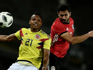 Duel pemain Kolombia, Jose Heriberto Izquierdo (kiri) dan pemain Mesir, Sam Morsy pada laga uji coba di "Atleti Azzurri d'Italia Stadium”, Bergamo, (1/6/2018). Mesir dan Kolombia bermain imbang 0-0. (AFP/Marco Bertorello)