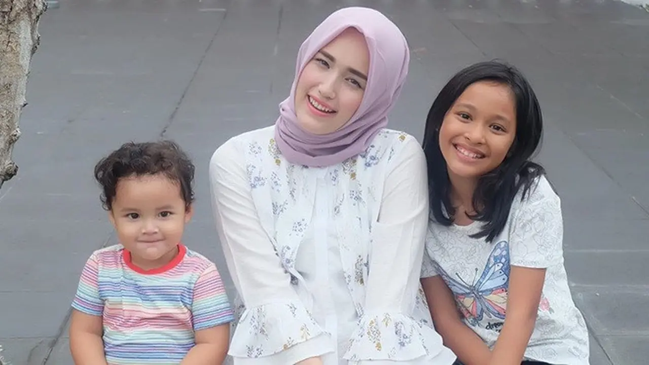 6 Momen Kedekatan Adelia Pasha dan Shakiena Putri Sambungnya, Curi Perhatian