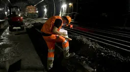 Seorang pekerja mendata saat pembuatan terowongan dan jalur baru kereta api antara Stasiun Charles de Gaulle-Etoile dan Auber, Paris (28/7/2015). Stasiun Charles de Gaulle-Etoile dibuka pada tanggal 1 September 1900. (AFP/KENZO TRIBOUILLARD)