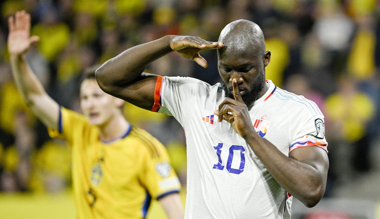 Pemain Belgia, Romelu Lukaku, melakukan selebrasi setelah mencetak gol ke gawang Swedia pada laga Kualifikasi Euro 2024 di Friends Arena, (24/3/2023). Belgia mengandaskan tuan rumah Swedia tiga gol tanpa balas pada laga perdana Grup F kualifikasi Euro 2024. Semua gol diborong Romelu Lukaku. (Anders Wiklund/TT News Agency via AP)