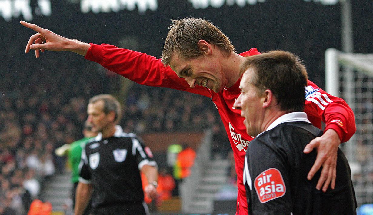 7. Peter Crouch. Striker asal Inggris yang pernah memperkuat Tottenham Hotspur, QPR, Portsmouth, Aston Villa, Southampton, Liverpool, Stoke City dan Burnley dalam rentang 1998-2019 ini mampu mencetak 16 gol selama menjadi pemain pengganti dengan rasio 178,1 menit per gol. (AFP/Carl de Souza)
