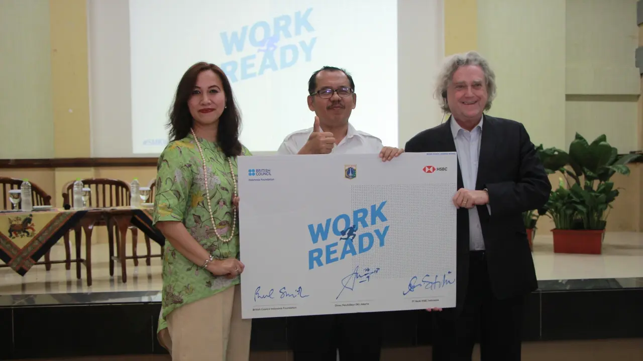 Dari kiri ke kanan: Nuni Sutyoko (Head of Corporate Sustainability PT Bank HSBC Indonesia), Suharno (Kepala Bidang SMK Dinas Pendidikan DKI Jakarta), dan Paul Smith (Direktur British Council Indonesia). (sumber: British Council)