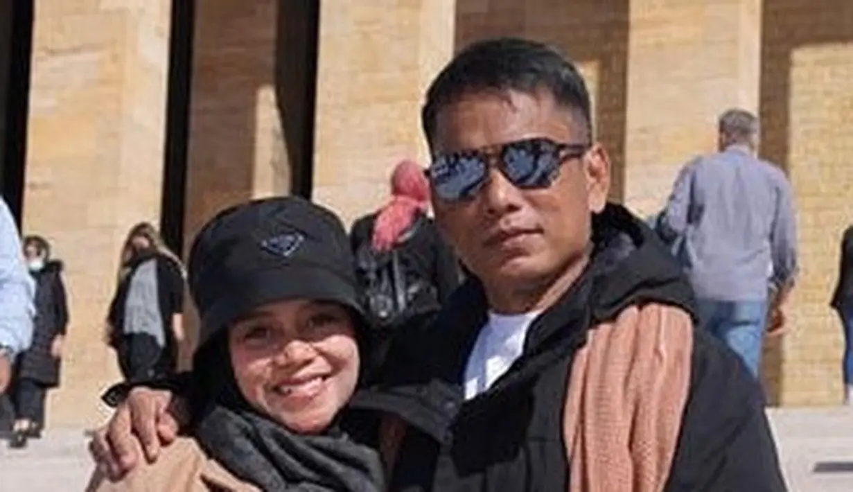 Gaya serasi lainnya adalah tampil matching dengan outfit berwarna hitam dan cokelat (Foto: IG: @ayah_kejora)