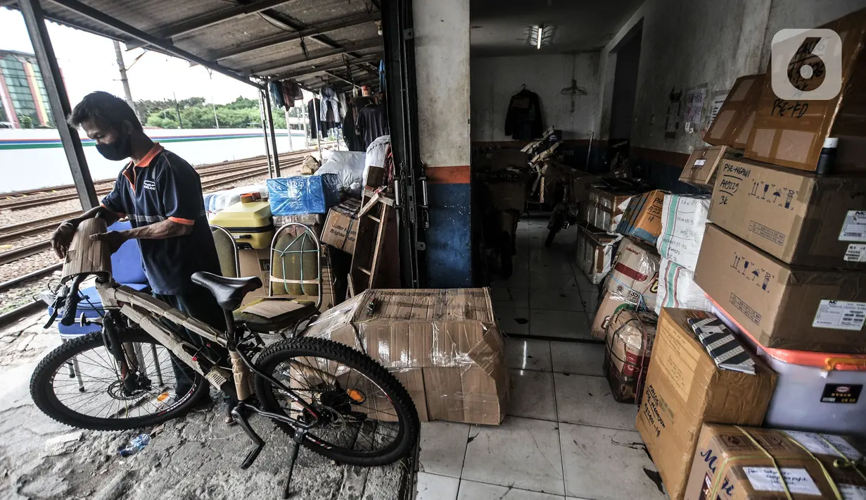 Pekerja mengemas sepeda sebelum dikirim via jasa ekspedisi kereta api di Jalan Bungur Raya, Senen, Jakarta, Senin (3/5/2021). Salah satu perusahaan jasa ekspedisi ini mengaku peningkatan mulai terjadi pada Kamis pekan lalu dengan pengiriman tujuan Jawa dan Bali. (merdeka.com/Iqbal S. Nugroho)