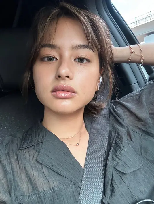 <p>Beberapa waktu lalu, Amanda membagikan foto selfie dirinya bare face. Walaupun tak menggunakan makeup sekalipun, bukankah ia tetap terlihat cantik dan menawan, Sahabat FIMELA? Foto: Instagram.</p>